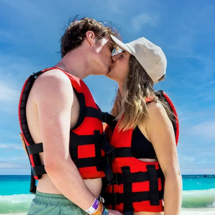 Romantic moment during the Paradise Islands: Isla Contoy & Isla Mujeres snorkel tour