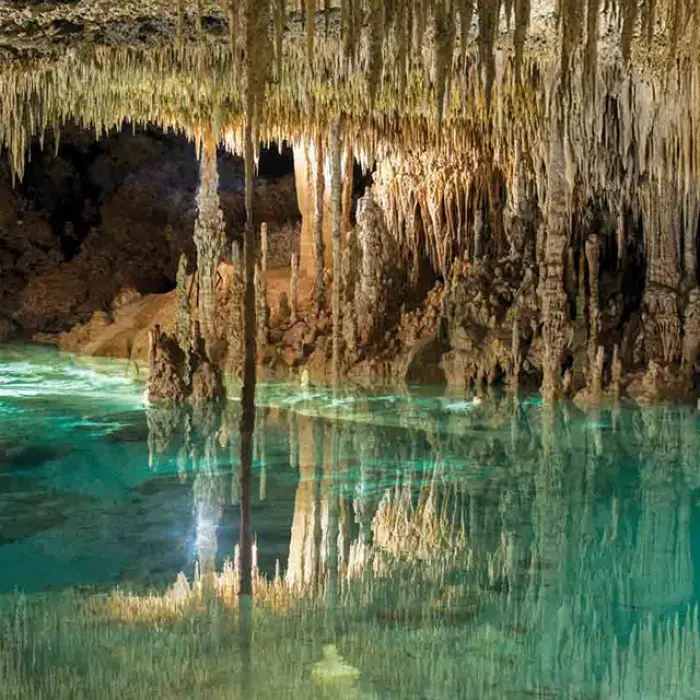 Río Secreto underwater formations: Clear turquoise water reflecting the stunning stalactites and underwater rock formations in Río Secreto
