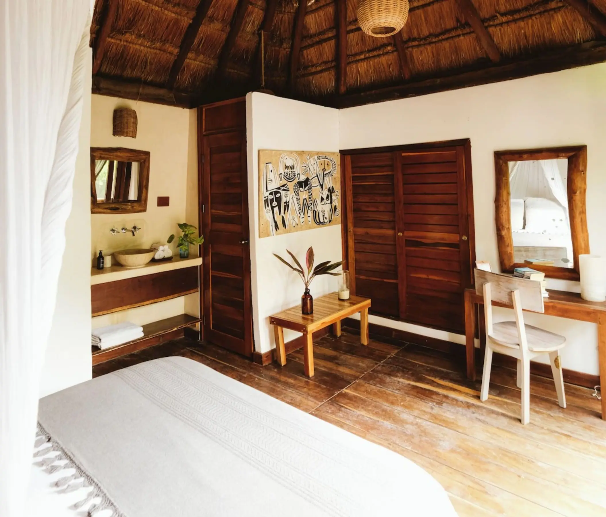 standard room with queen bed at Casa Violeta