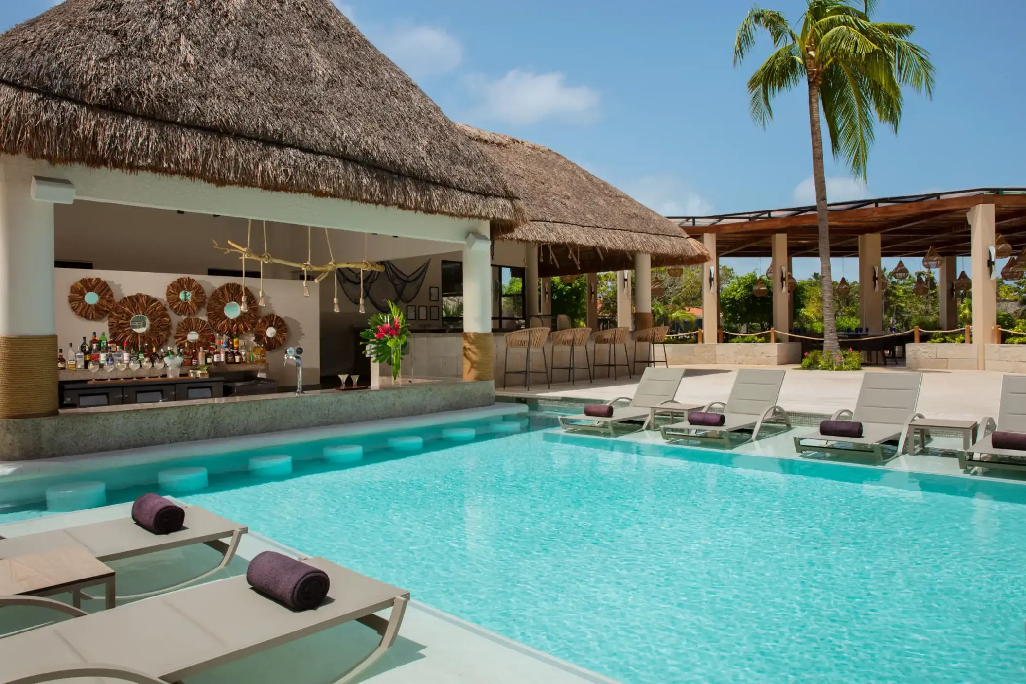 Why leave the water when the bar comes to you? Sip, swim, repeat at this laid-back swim-up spot.