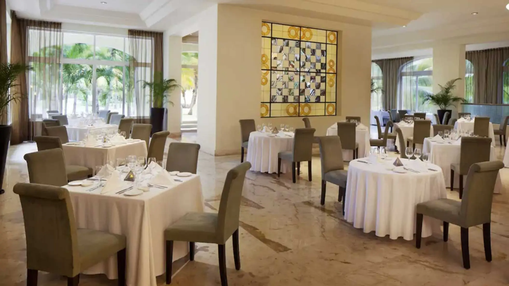 restaurant at El Dorado Royale