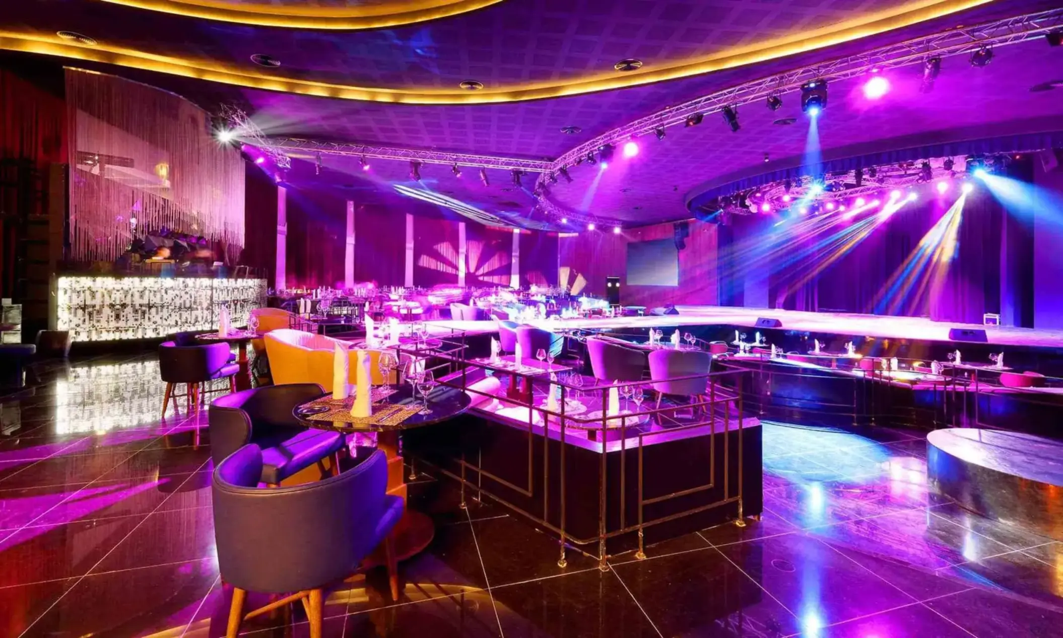 chic cabaret restaurant and show at grand palladium colonial