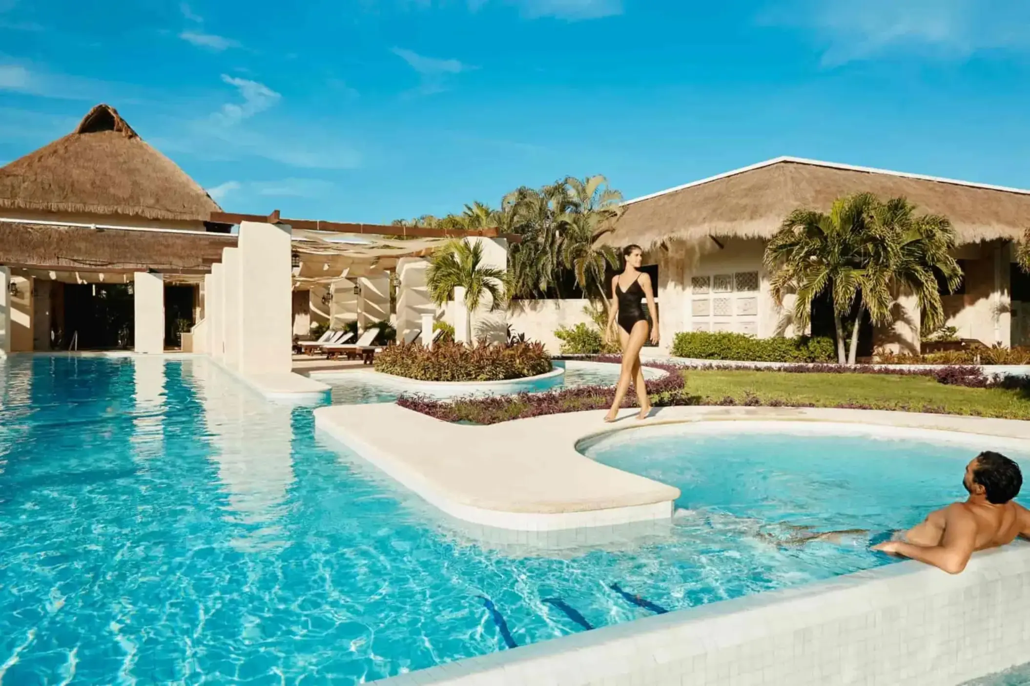 couple at the spa pool at grand palladium colonial