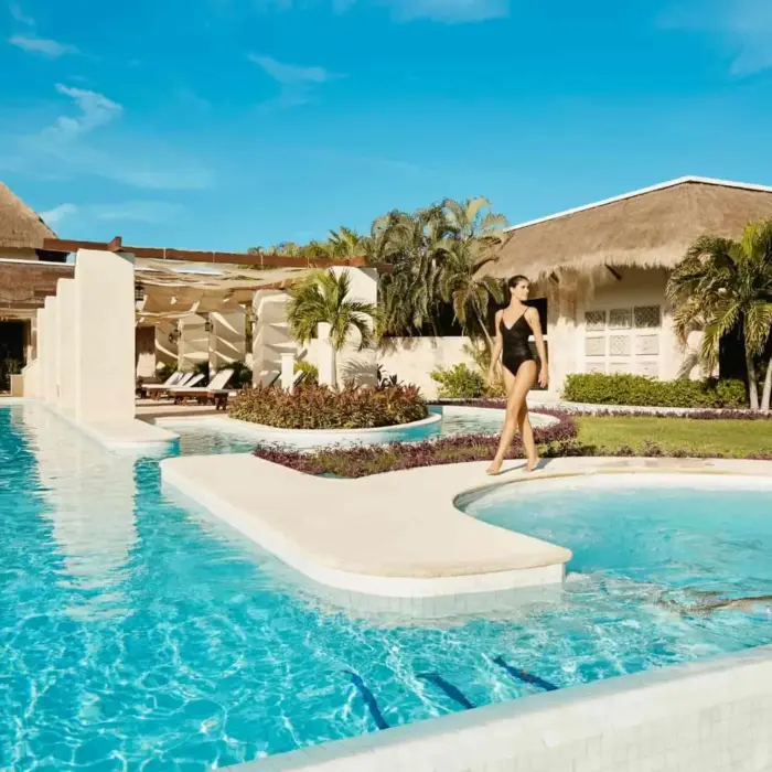 couple at the spa pool at grand palladium colonial