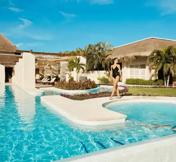 couple at the spa pool at grand palladium colonial
