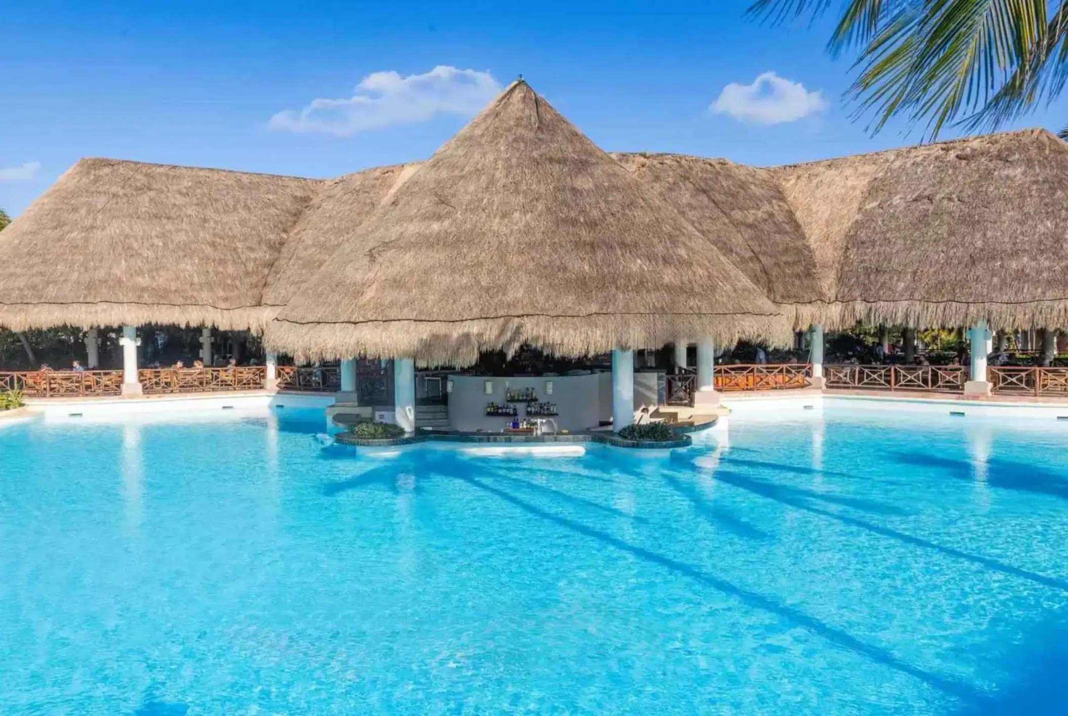 swim up bar at grand palladium colonial