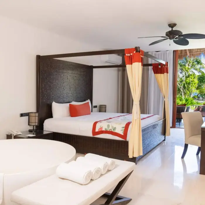 suite with poster bed at grand palladium kantenah