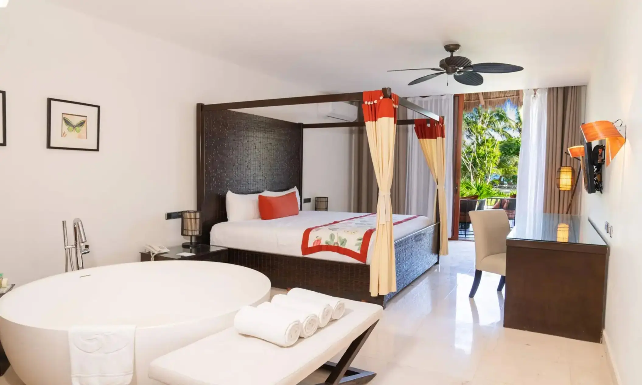 suite with poster bed at grand palladium kantenah