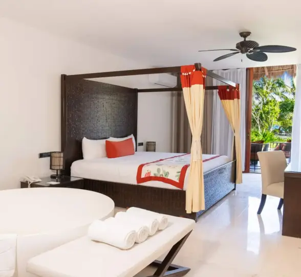 suite with poster bed at grand palladium kantenah