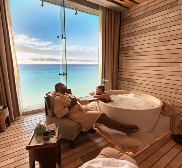 couple in the spa overlooking the ocean at La Casa de la Playa