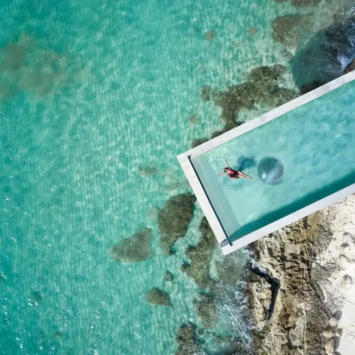 woman swimming in the infinity pool at La Casa de la Playa