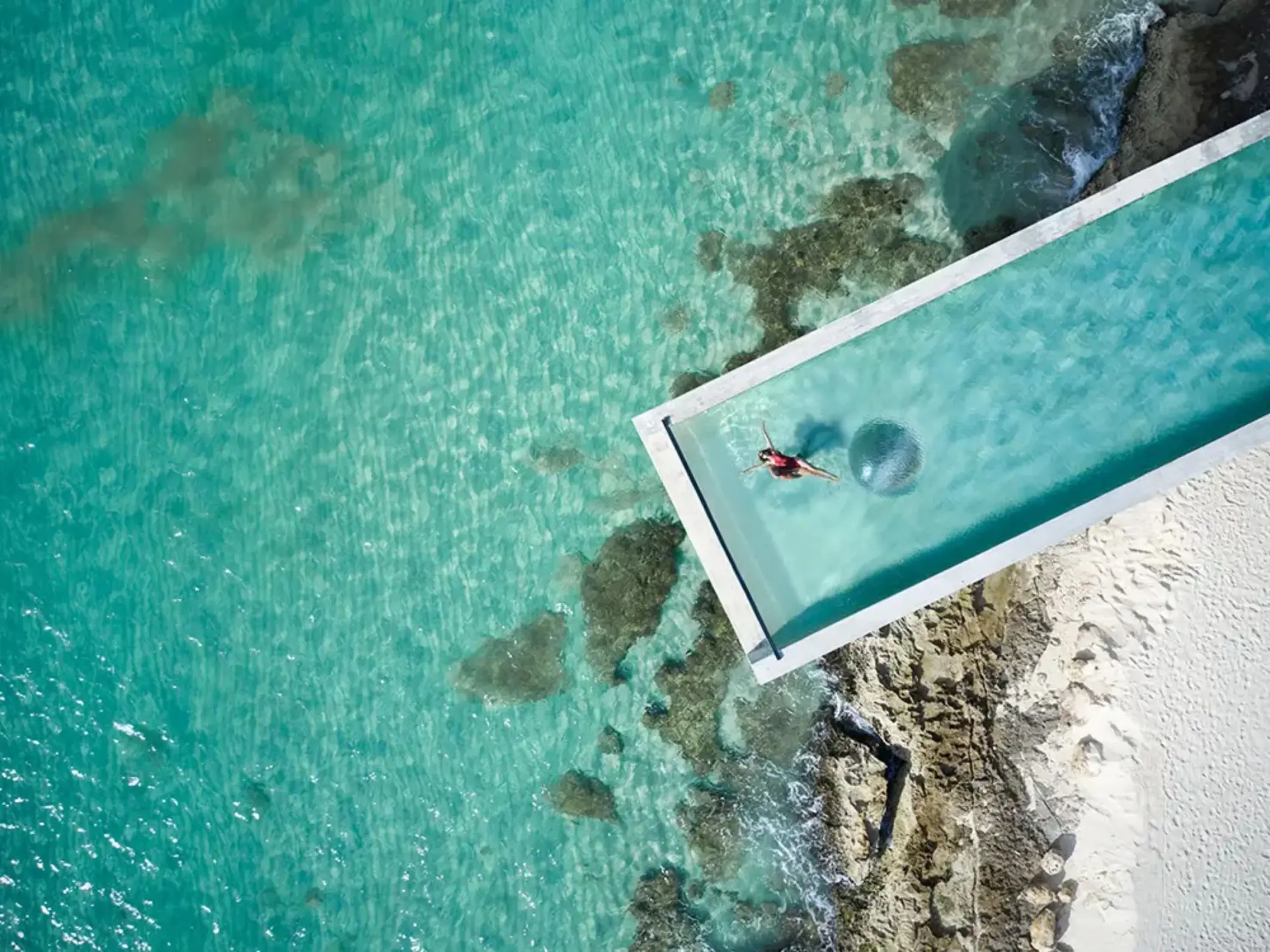 woman swimming in the infinity pool at La Casa de la Playa