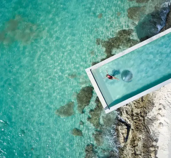 woman swimming in the infinity pool at La Casa de la Playa