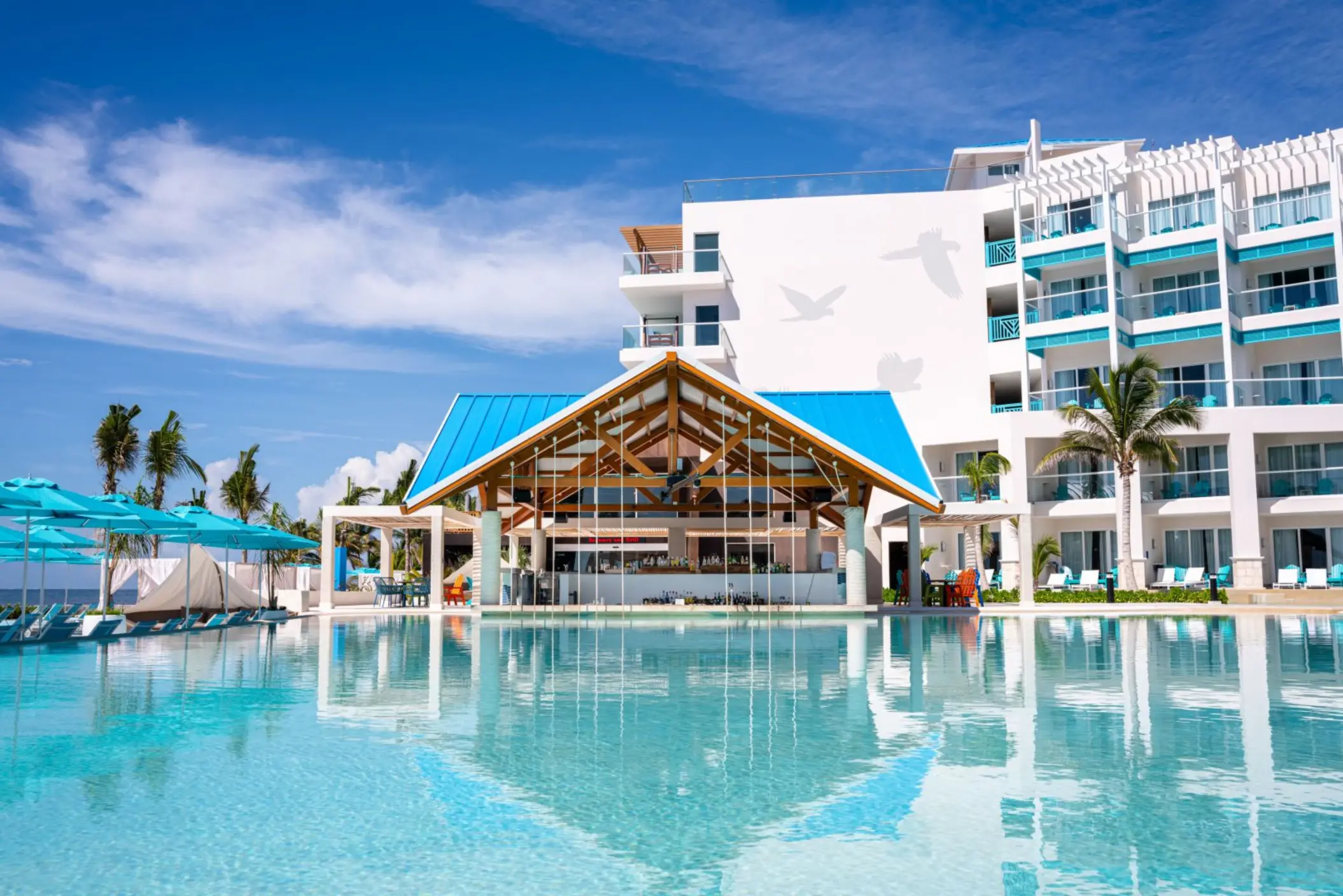 swim up bar at Margaritaville Island Reserve Riviera Maya