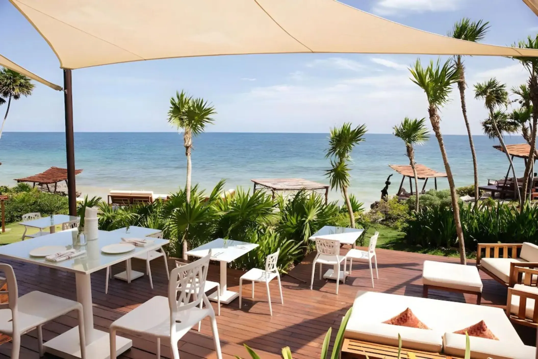 oceanfront restaurant at Mi Amor