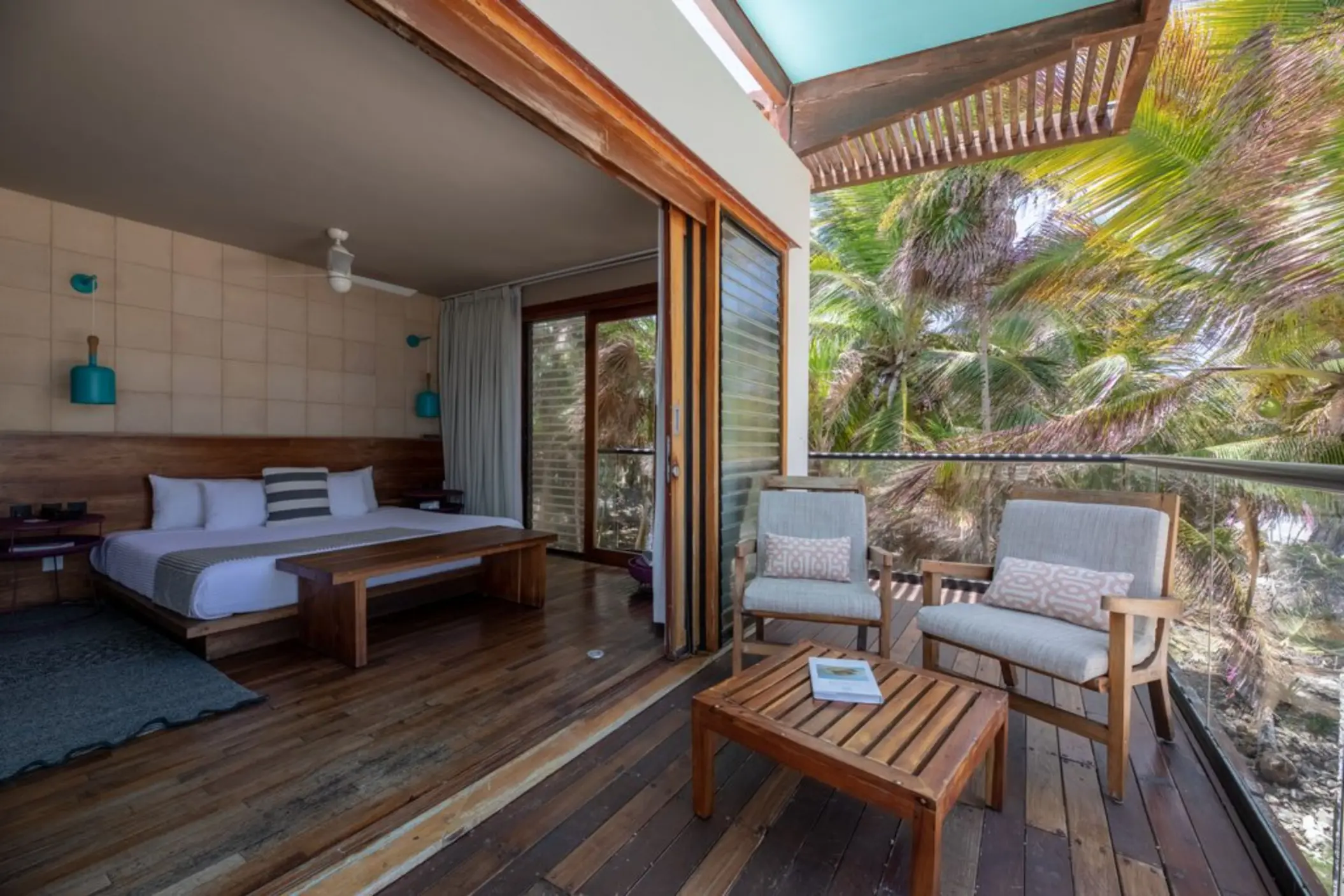 partial sea view room with king bed and balcony at Mi Amor