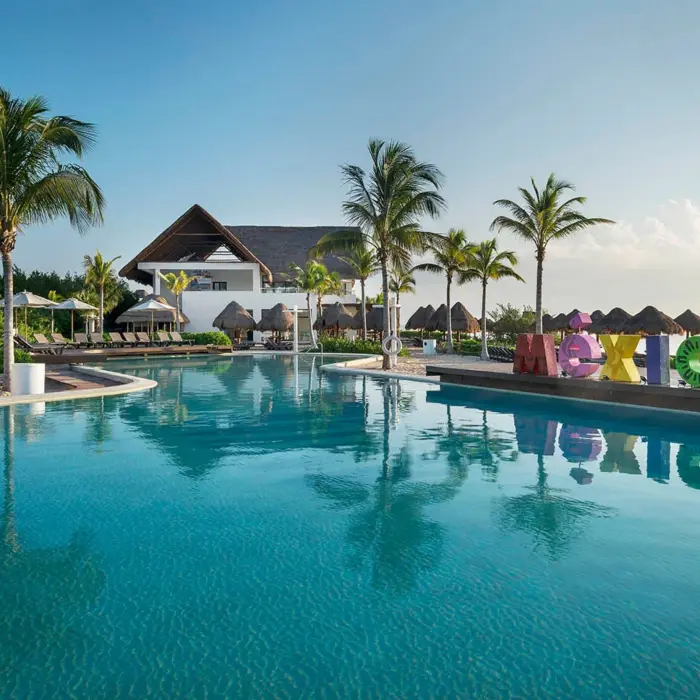 oceanfront pool at Ocean Riviera Paradise