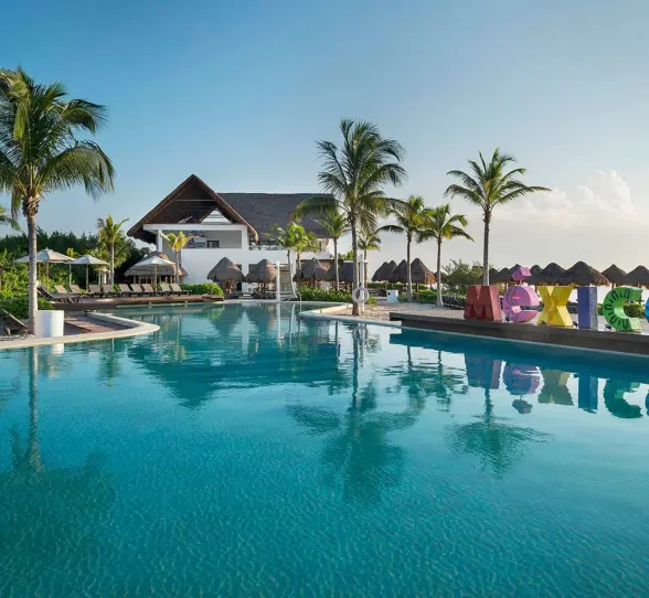 oceanfront pool at Ocean Riviera Paradise