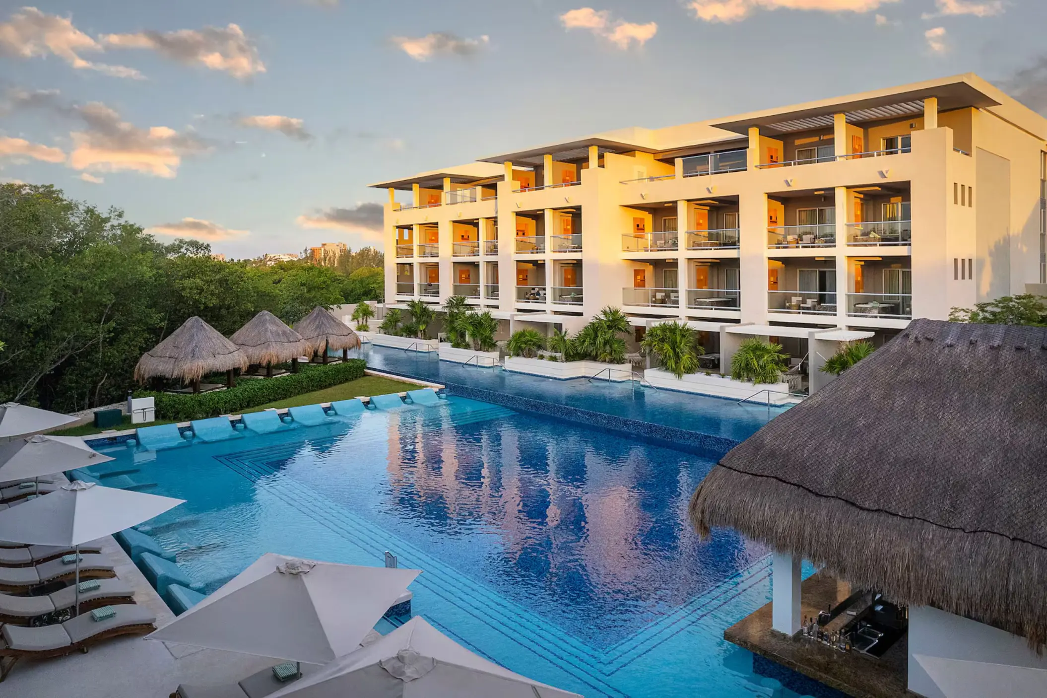 Paradisus La Perla pool and resort building