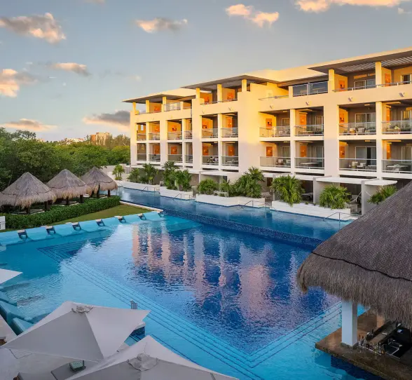 Paradisus La Perla pool and resort building