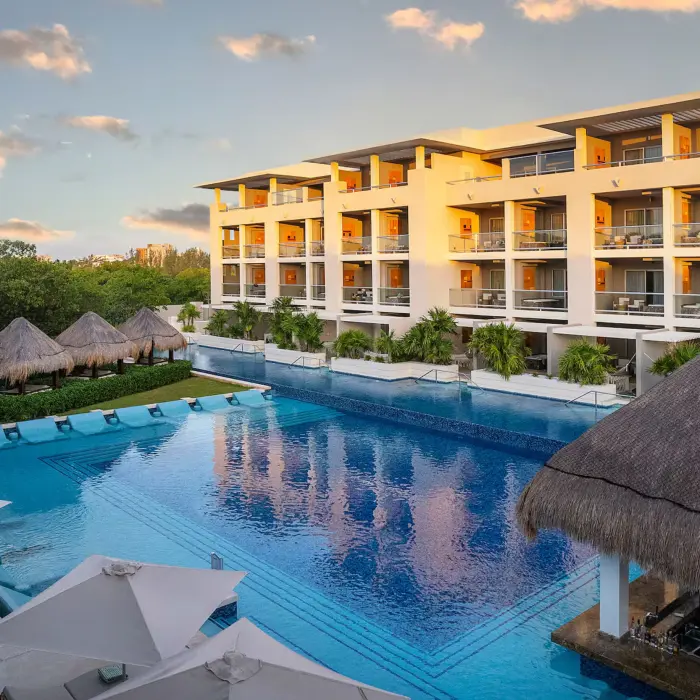 Paradisus La Perla pool and resort building