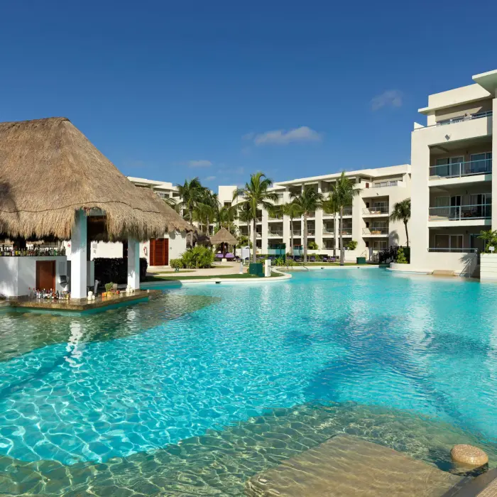 swim up bar at Paradisus Playa del Carmen