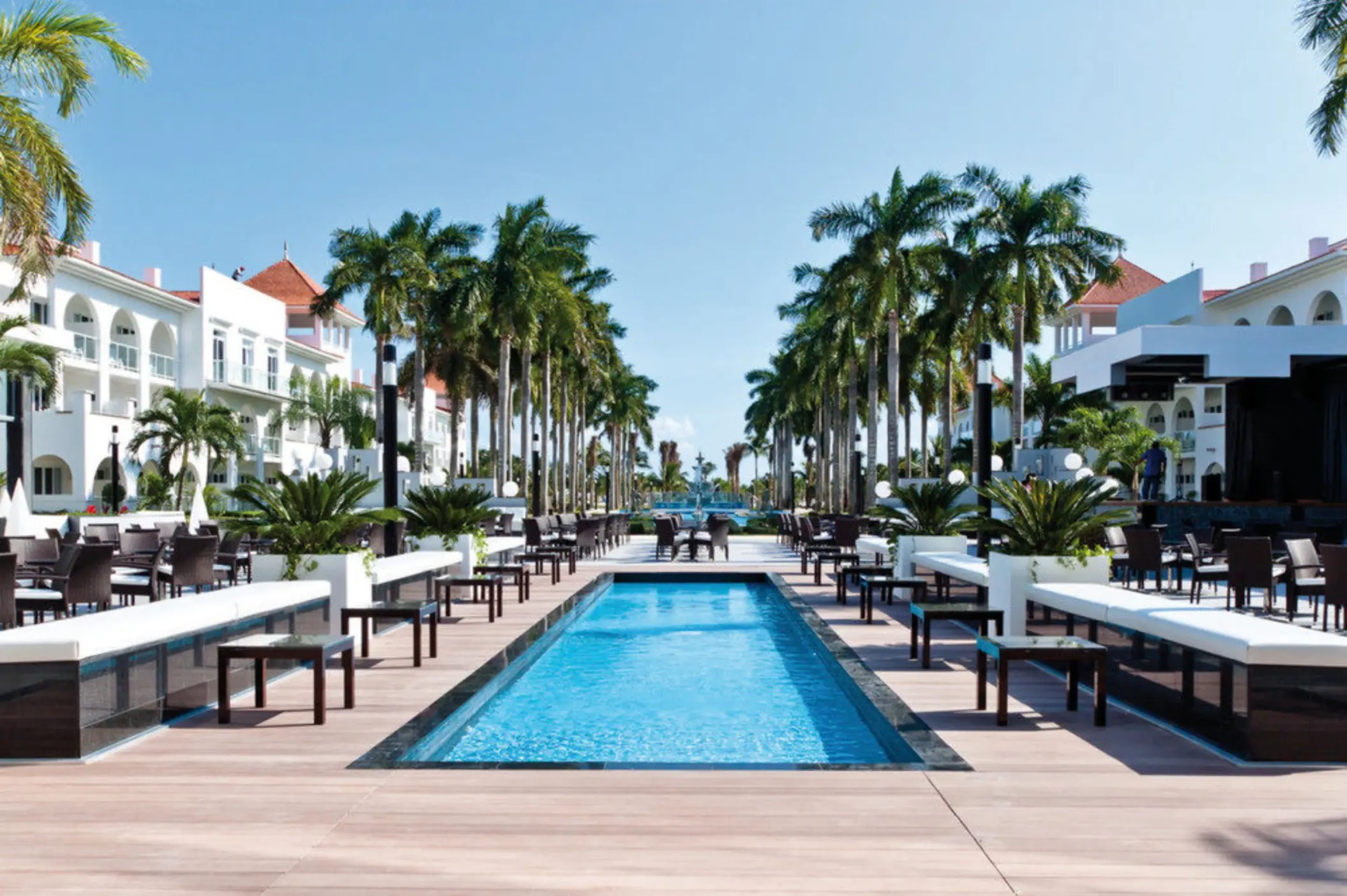 pool and poolside restaurant at Hotel Riu Palace Mexico