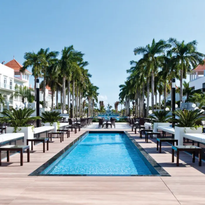 pool and poolside restaurant at Hotel Riu Palace Mexico