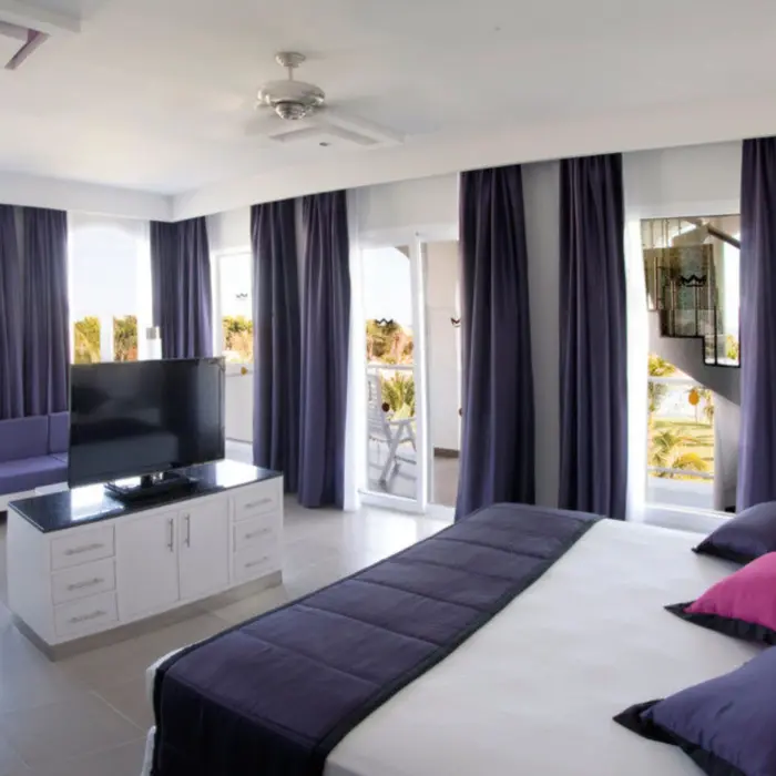 suite jacuzzi at Hotel Riu Palace Mexico