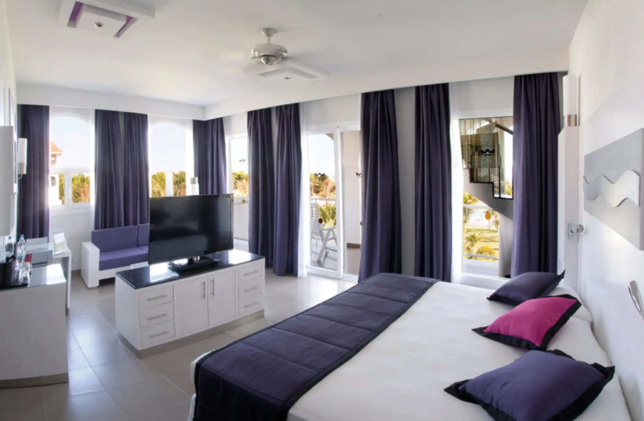 suite jacuzzi at Hotel Riu Palace Mexico