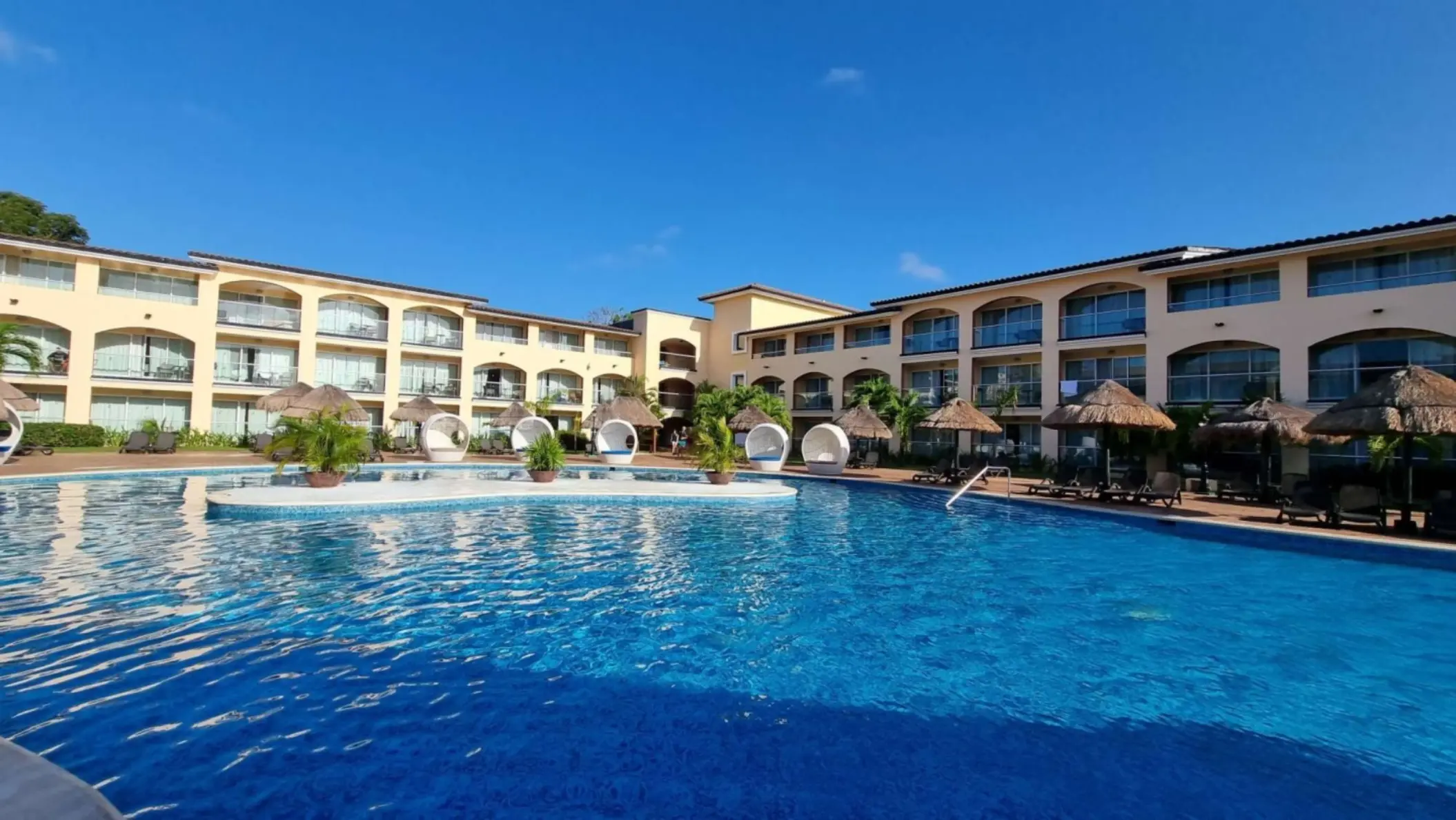 pool at Sandos Playacar