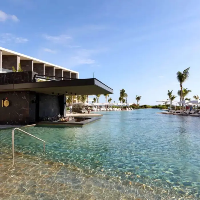 swim up bar at trs coral hotel