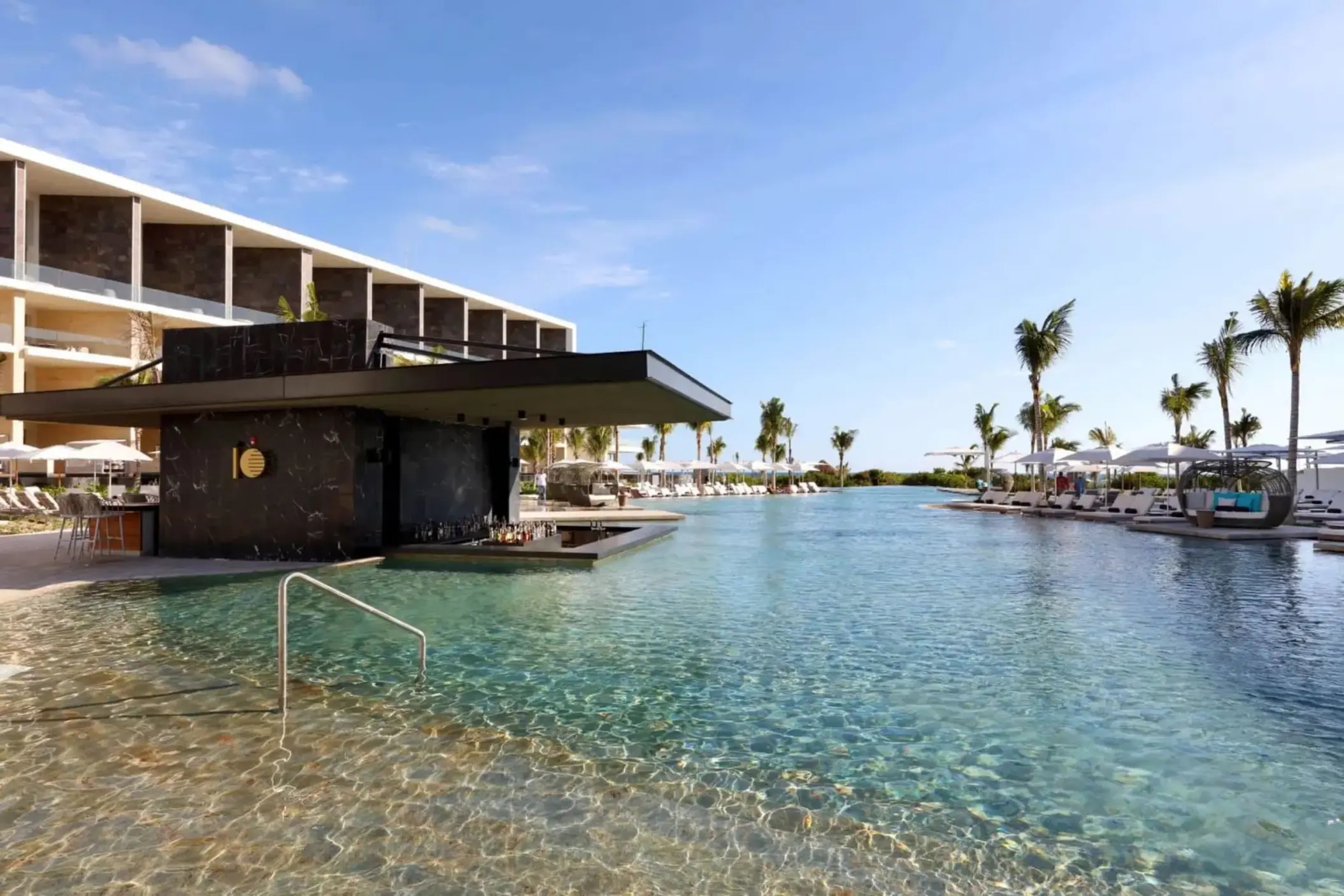 swim up bar at trs coral hotel