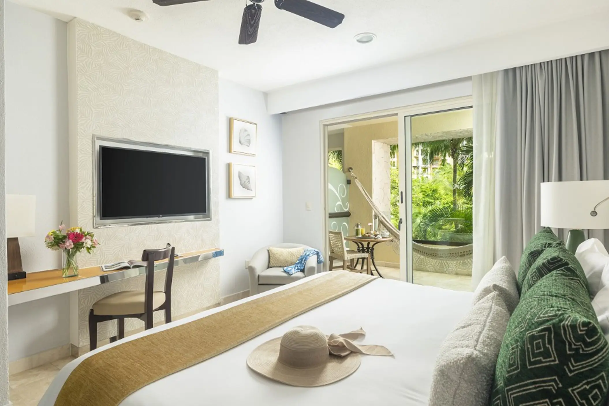 suite with king size bed at villa del palmar cancun