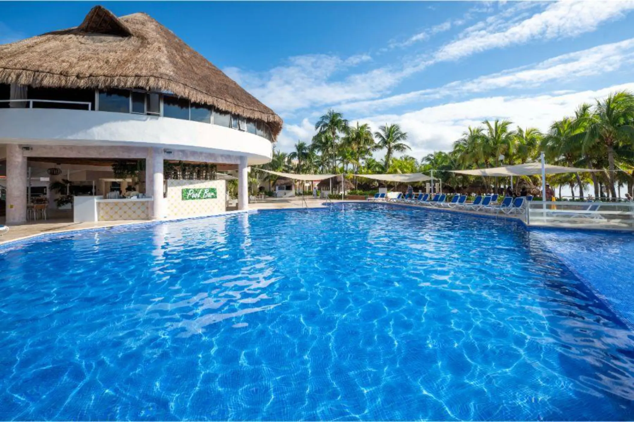 swim up bar at Viva Maya by Wyndham