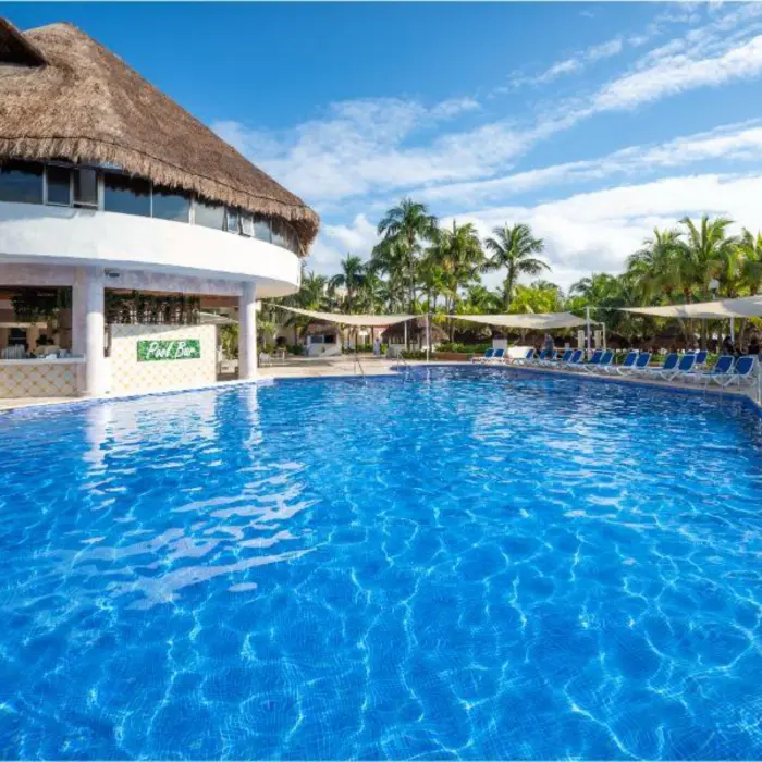 swim up bar at Viva Maya by Wyndham