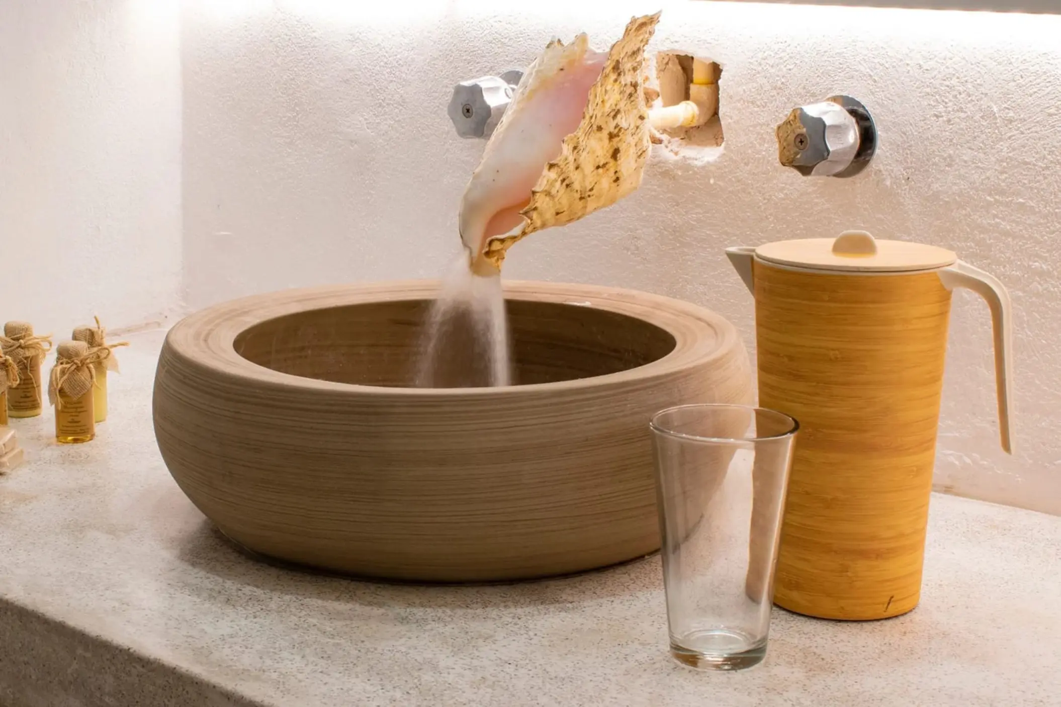 washbasin at a room at Zulum Hotel with shell as tap