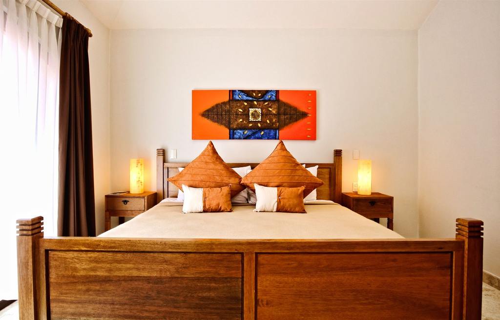 King bed at Acanto Boutique Hotel