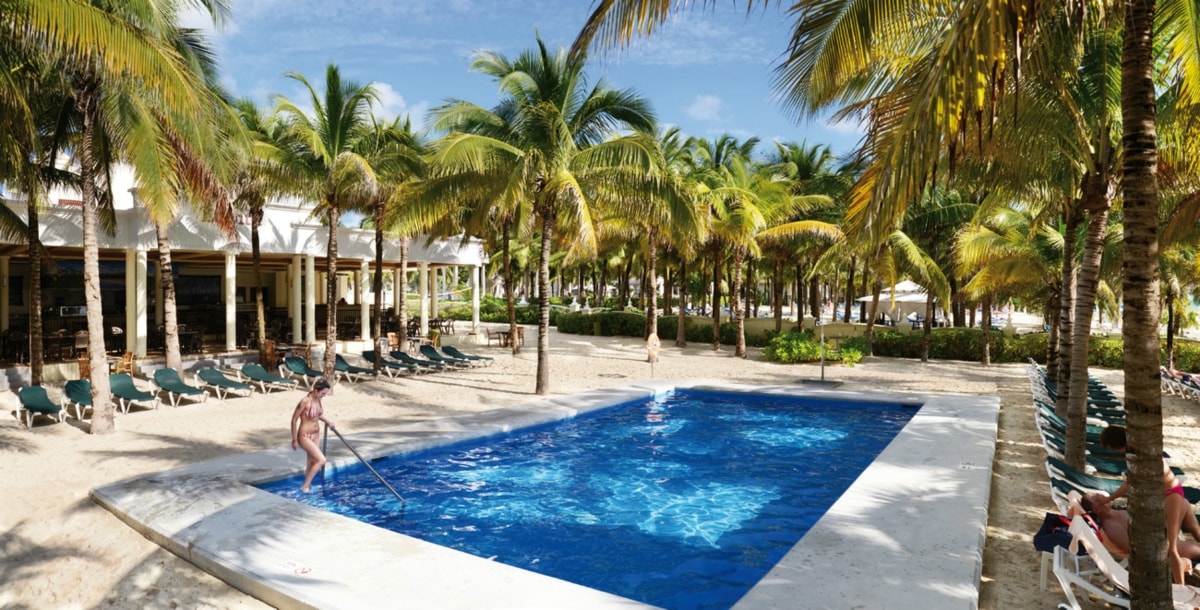 Riu Lupita pool area